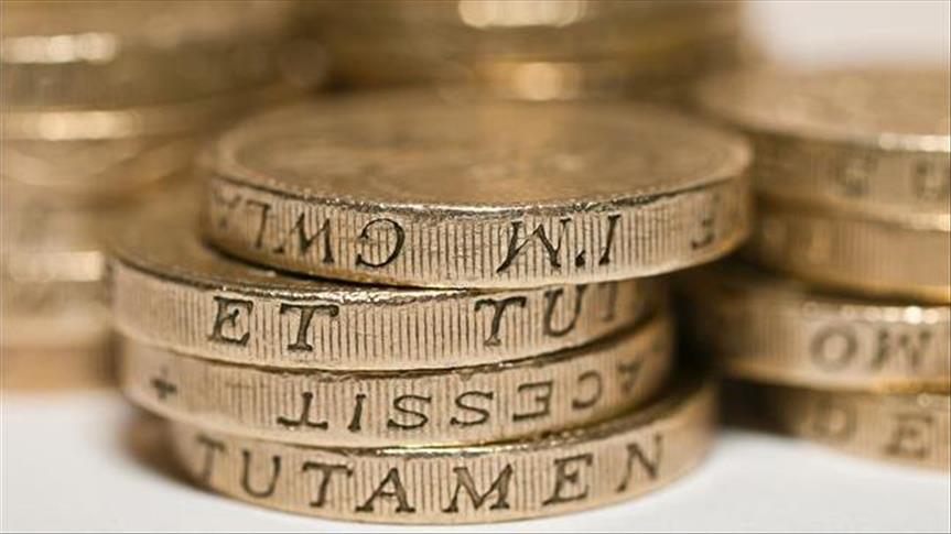 Sterling drops after poll suggests hung UK parliament
