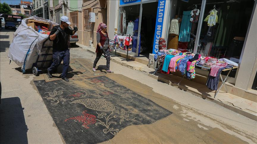 İzmir'de yoldaki toz ve çukuru 'halı'yla çözdüler