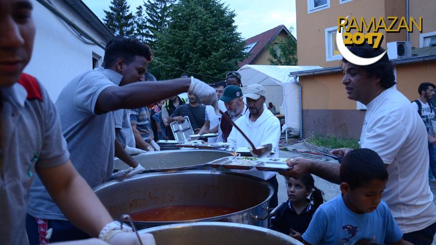 Avusturya’daki Müslümanlardan sığınmacılara iftar