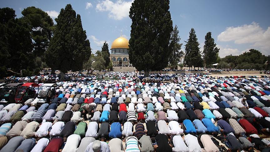 Palestinians converge on Aqsa for 1st Friday of Ramadan