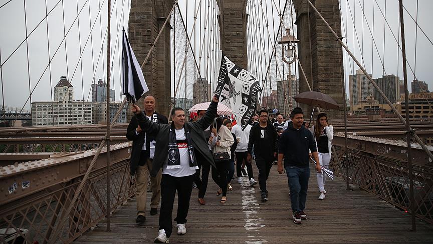ABD'deki Beşiktaşlılar Brooklyn Köprüsü'nde