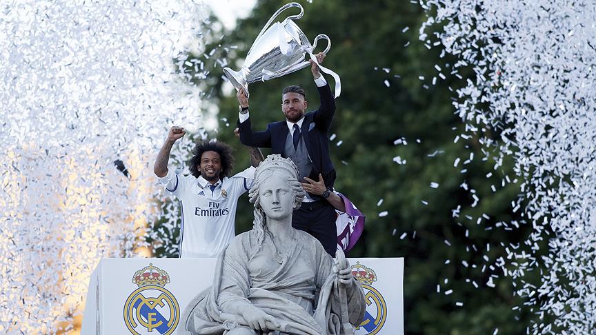 Real Madrid şampiyonluğu taraftarlarıyla kutladı