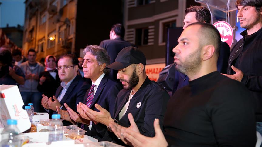 Karim Benzema rompt le jeûne dans un quartier d'Istanbul