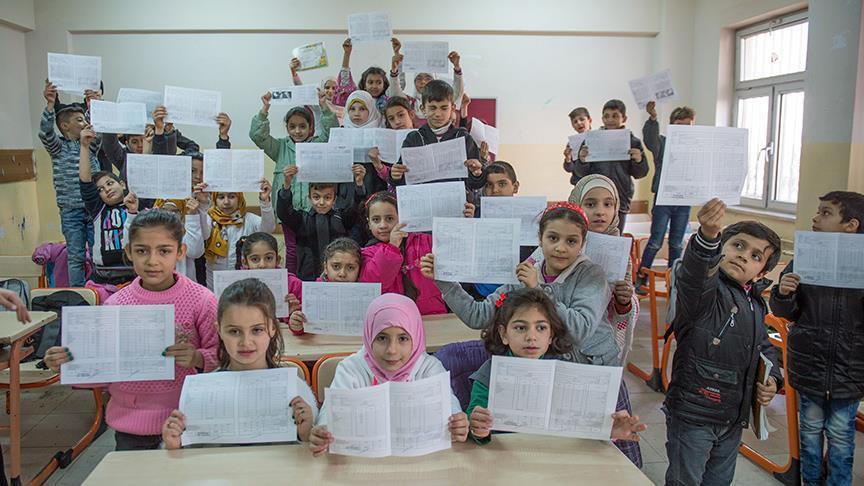 Syrian children celebrate as school year ends in Turkey