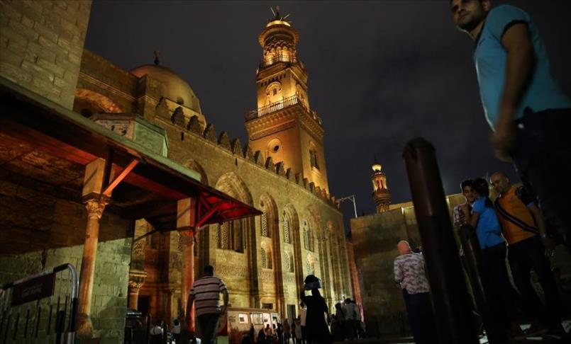 قاهرة المعز التاريخية في رمضان.. قبلة صلاة وسمر وسحور (تقرير)