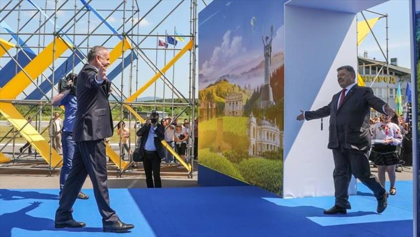 Порошенко открыл на границе символическую дверь в Евросоюз