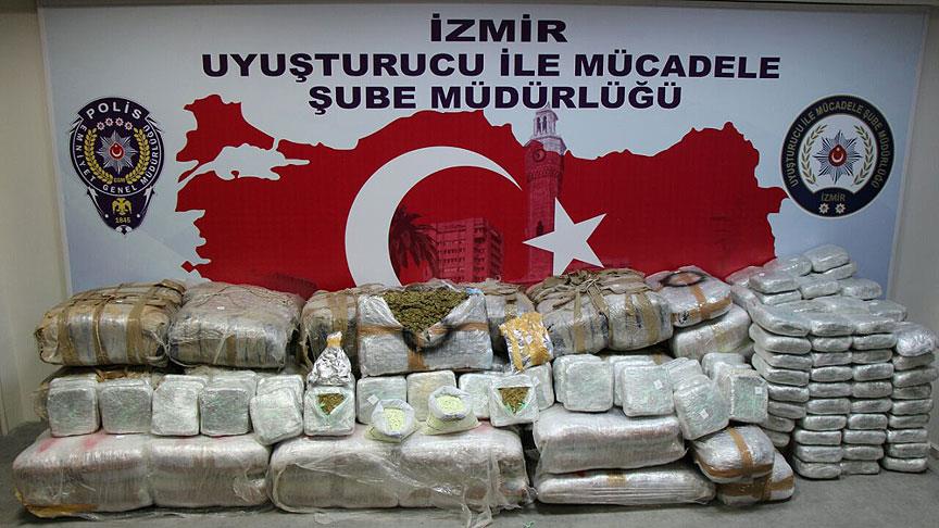 İzmir'de uyuşturucu satıcılarına 'şafak' operasyonu düzenlendi 