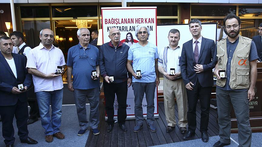 Türk Kızılayı'ndan kan bağışçılarına madalya 