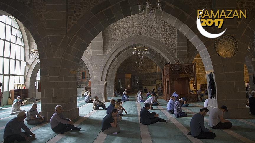 7'den 70'e itikaf için camiye kapandılar