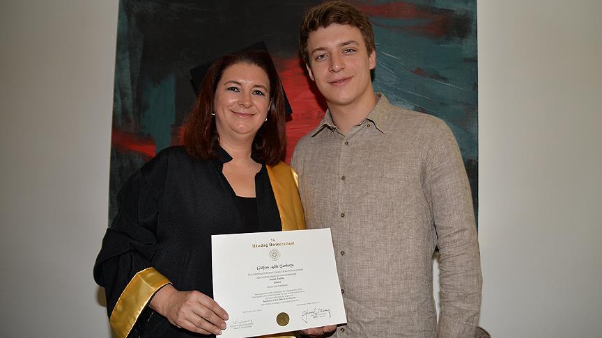 Anne oğul üniversiteden aynı yıl mezun oldu