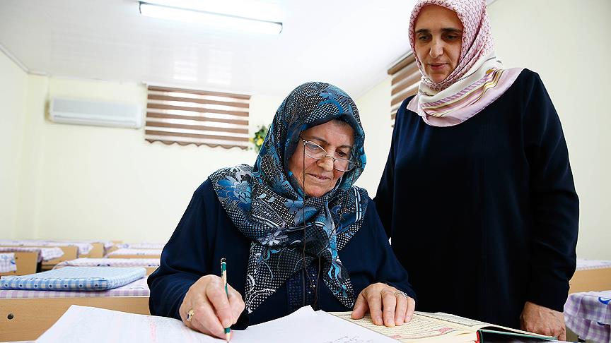 İlk kez eline aldığı kalemle Kur'an'ı yazdı