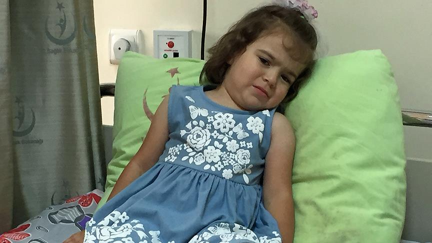Küçük kız ameliyattan 6 saat sonra düzgün yürümeye başladı