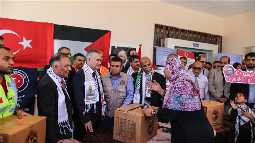 بدء توزيع مساعدات السفينة التركية أكوا ستيلا على فقراء غزة