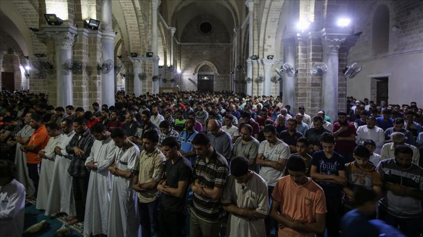 آلاف الفلسطينيين يحيون "ليلة القدر" بأقدم مسجد في غزة