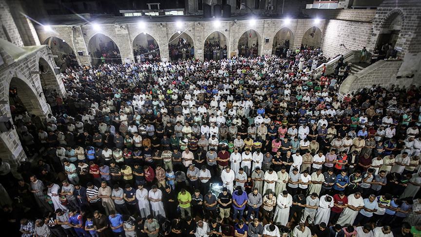 Binlerce Filistinli Müslüman, Kadir Gecesini Gazze'deki Büyük Ömer Cami'nde ihya etti