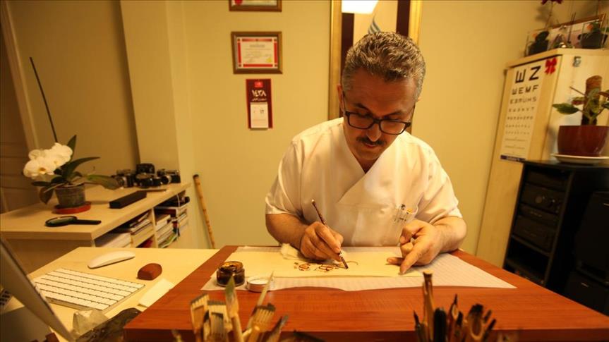"أوزسراج".. طبيب تركي يساعد مسلمي إفريقيا في "فن الخط"