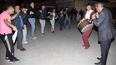 Davullu zurnalı 'sahur halayı'