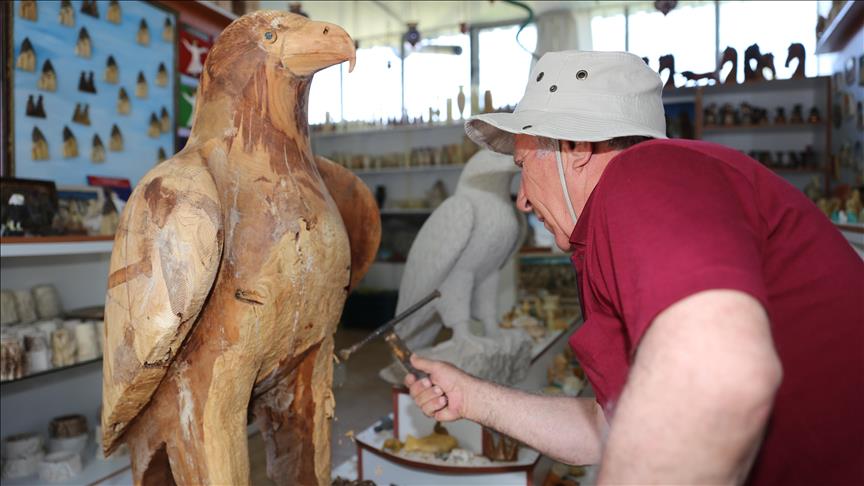 Ahşap ve taşı 46 yıldır sanat eserine dönüştürüyor