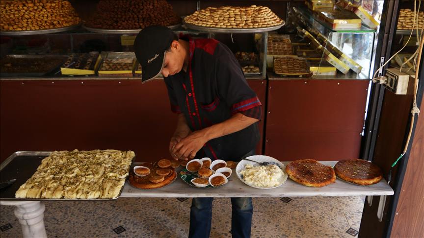 Kupovinom poklona i namirnica na tržnicama Sirijci obavljaju posljednje pripreme pred Bajram