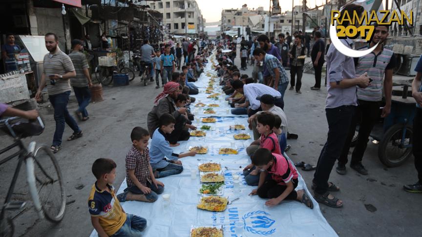 Suriye'de 1 kilometrelik iftar sofrası