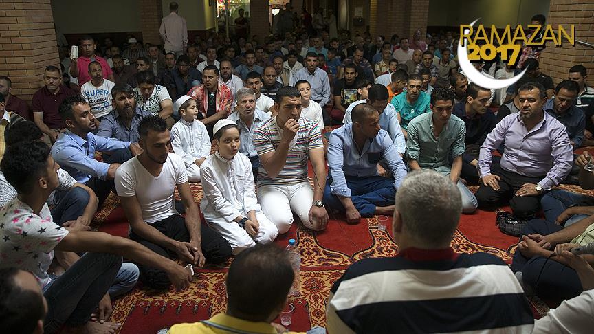 Atina'da Müslümanlar bir bayrama daha camisiz girdi