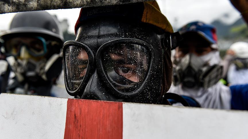 Venezuela'da protestocular hava üssüne girmeye çalıştı
