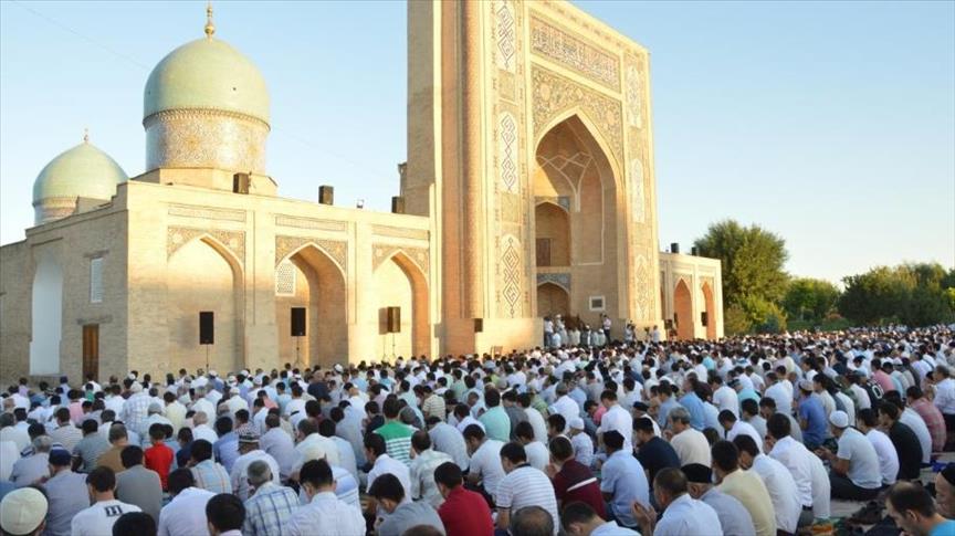 المسلمون الأوزبك يؤدون صلاة العيد