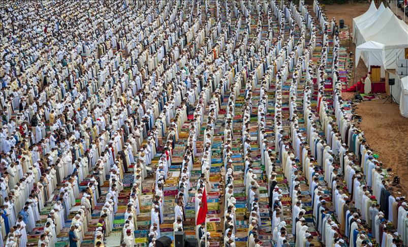 صلاة العيد تجمع المغاربة بالمصليّات والمساجد والملاعب 