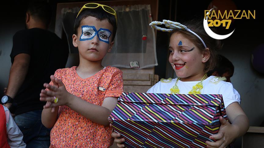 Suriye'de çocuklara bayram şenliği