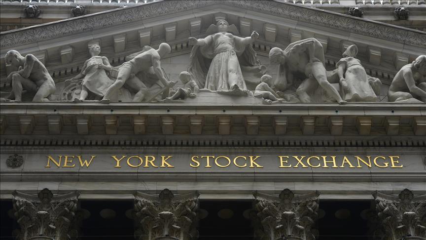 Wall Street closes mixed with tech loss, bank gains