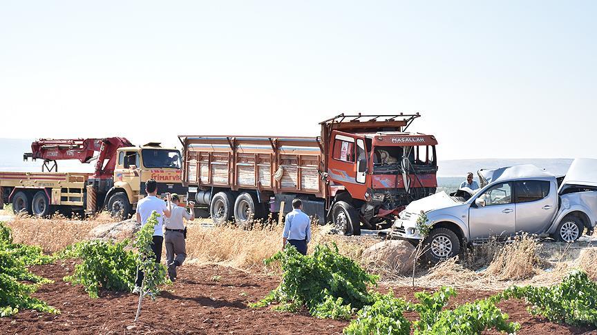 Askeri araçla kamyon çarpıştı: 2 şehit, 5 yaralı