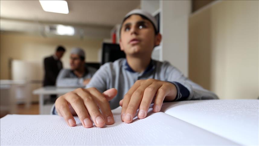 Turqi, persona me shikim të dëmtuar memorizojnë Kur'anin përmes gishtave