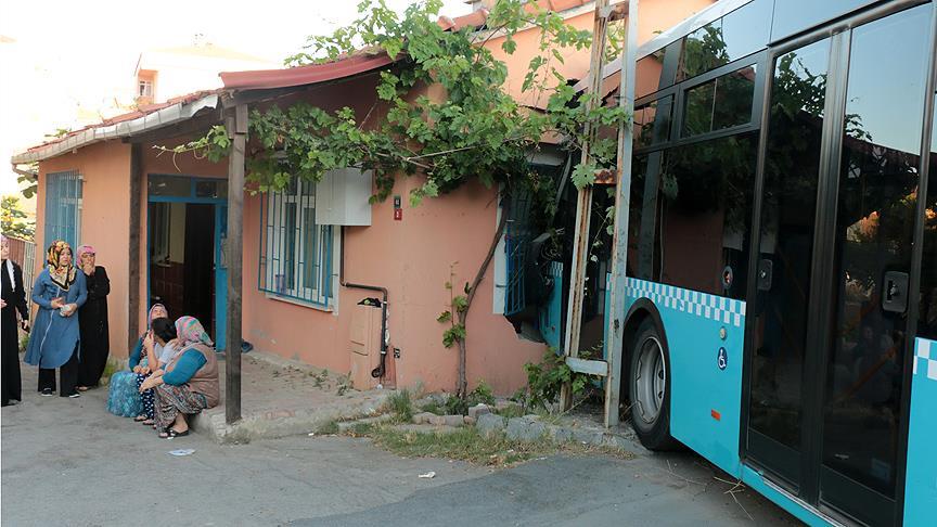 Ümraniye'de halk otobüsü eve çarptı