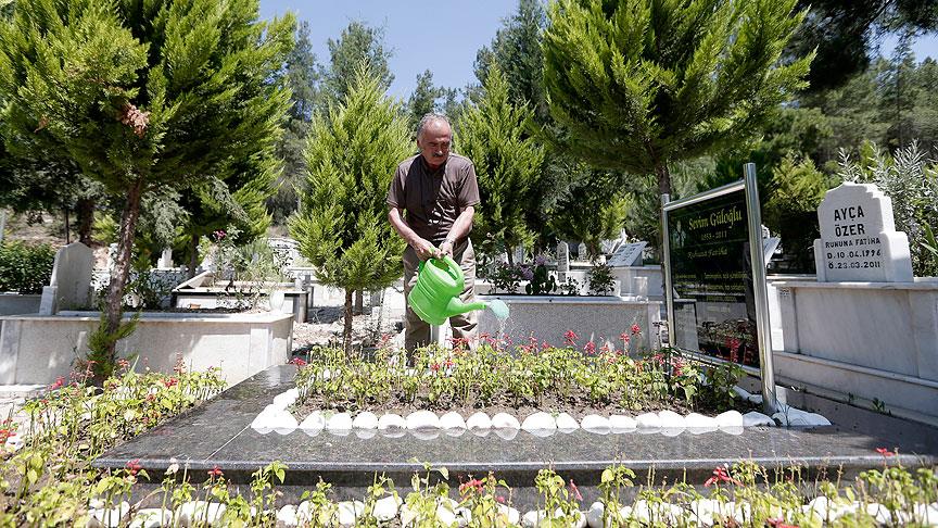'Herkesin yola bakan güzel bir mezarı olsun' diye vakıf kurdu