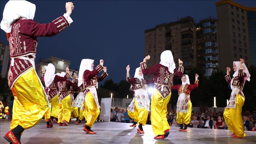 Tiranë, koncert me valle popullore turke