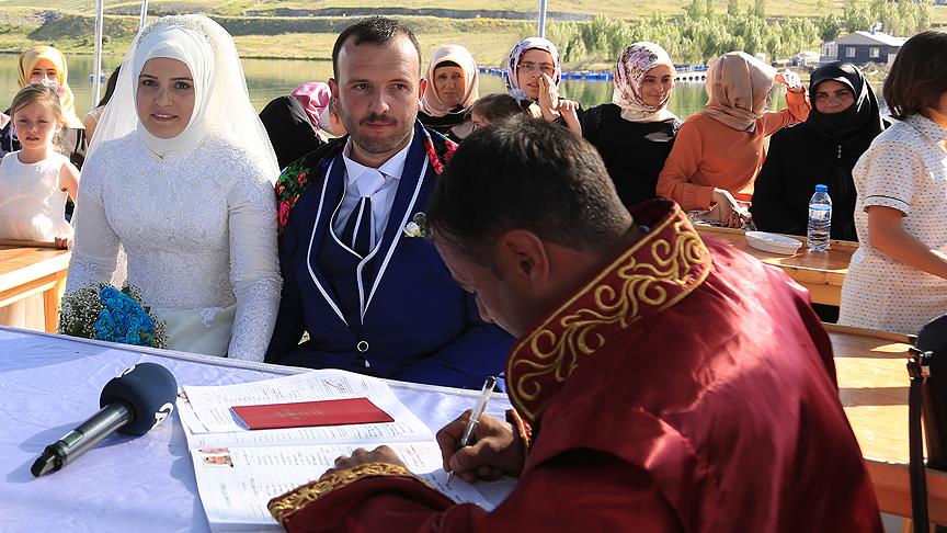 Deniz yok ama nikahlar teknede kıyılıyor