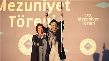 Görme engelli anne üniversiteyi birincilikle bitirdi