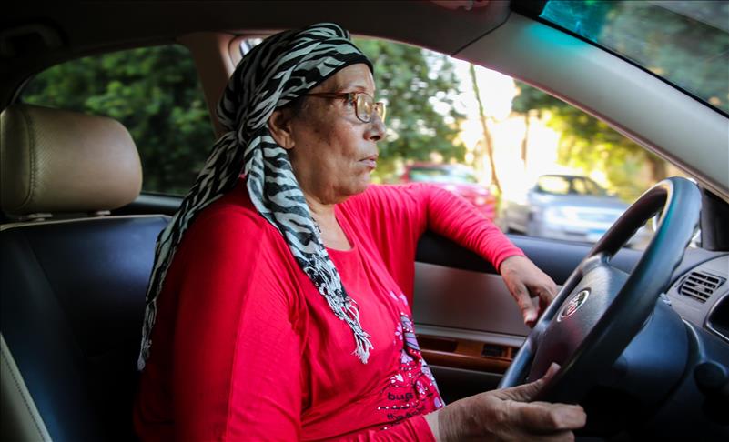 Египет: 60-годишна жена таксист ја продолжува семејната традиција 