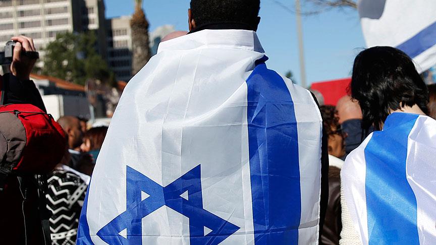 İsrail askeri Mescid-i Aksa'ya 'İsrail bayrağıyla' girdi
