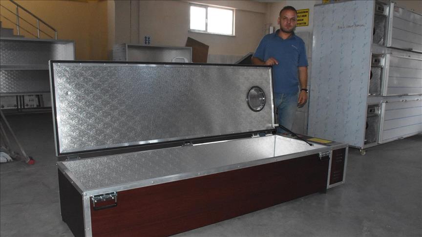 تركي يصنع توابيت مبرّدة للموتى ويصدّرها لـ 10 دول 