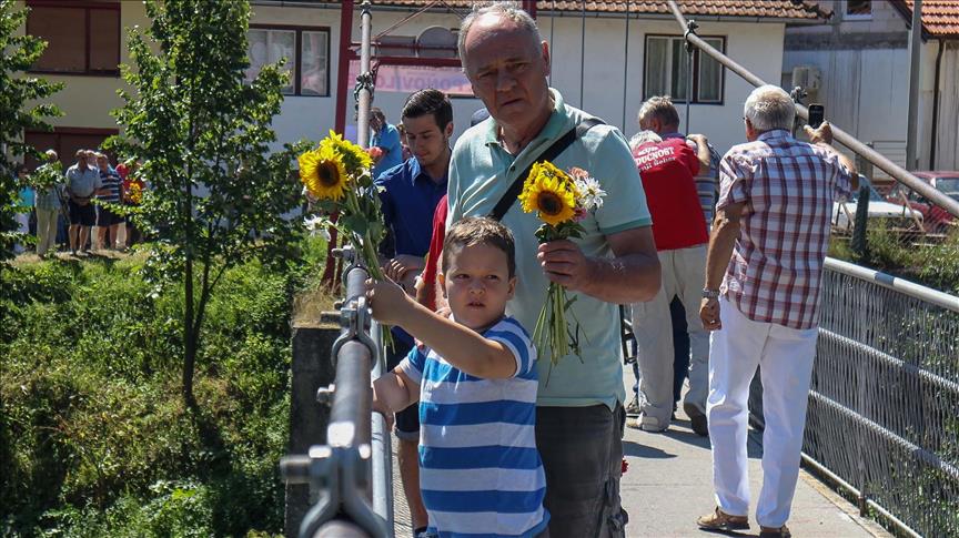 Cvijeće niz Vrbas u znak sjećanja na žrtve rata u BiH 