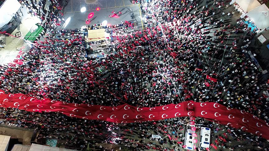 Vatandaşlar 15 Temmuz nöbeti için meydanlarda