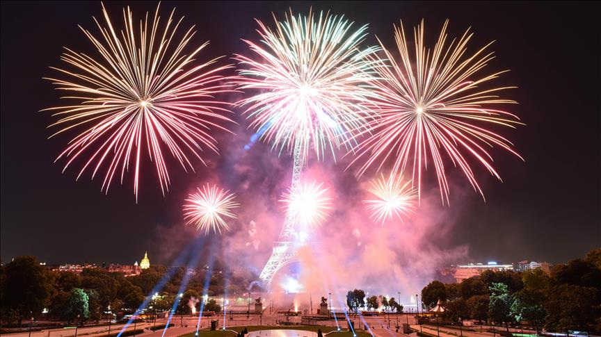 Спектакуларен огномет на Ајфеловата кула за Денот на падот на Бастилја