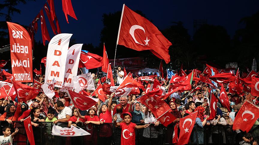 İstanbul'da 'demokrasi nöbetleri' başladı
