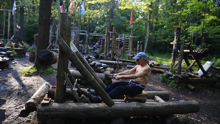 Рачна изработка: Справи за вежбање во парк станаа атракција во Москва