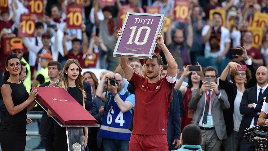 Totti, Roma kulübünde yönetici olarak devam edecek 