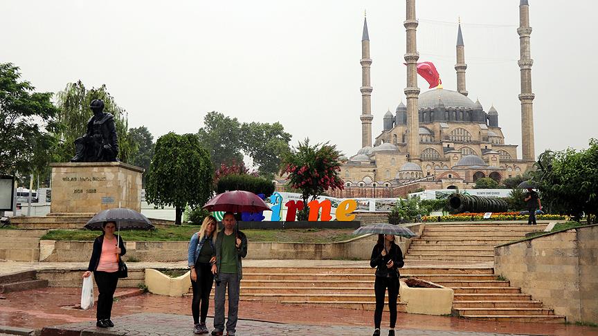 Edirne ve Tekirdağ'da şiddetli sağanak etkili oluyor