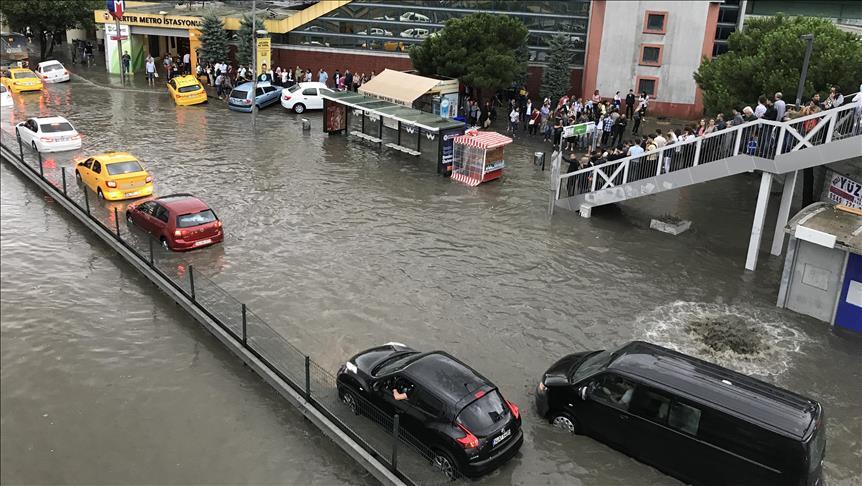 Невреме во Истанбул: Поплавени се патиштата, сообраќајот се одвива отежнато 