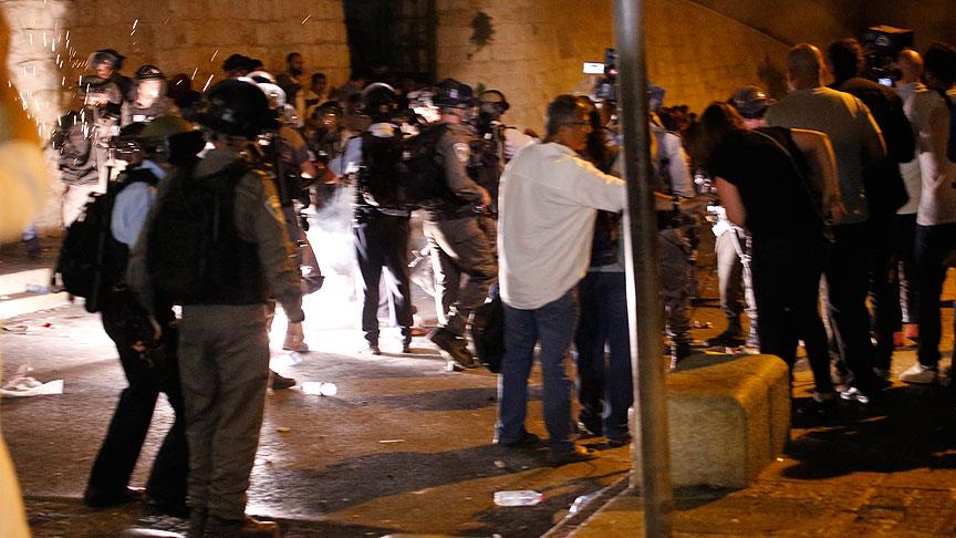 İsrail polisi, Aksa kapısındaki cemaate müdahale etti 
