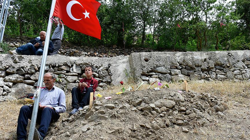 Şehit öğretmenin ailesi acısını dindirmeye çalışıyor